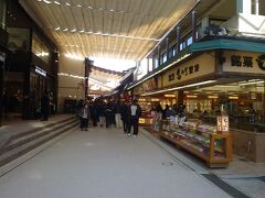 表参道商店街を横目に、脇道からホテルへ向かいます。