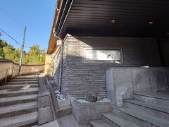 今回の1日目のお宿は宮島グランドホテル有もとさんです。

ちなみにこの入口は裏口のような扱いのようですが、階段を上がり正面に行くのは大変なので、こちらから入りエレベーターなどを使うのもオススメします。