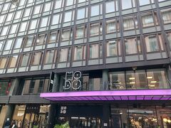 ホテルは歩ける距離でしたが、この後の旅行で散々歩くのは分かっており、初日は落ち着いた入りをしようと、トラムで2駅乗りました。

ホボ・ホテル・ヘルシンキ。
旧グロ・ホテル・クルーヴィです。