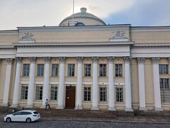 ホテルから歩いて5分ほど、ヘルシンキ大聖堂隣の国立図書館へ。

18時までの営業ですが、間に合いました。