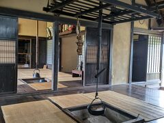 囲炉裏が2つ在ると、かなりな規模の家と思う