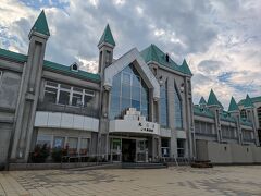高畠駅舎
フォルクローロ高畠と一体化しています。本日の宿泊場所です