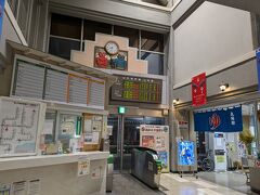 ホテルのロビー(写真左に通路)から大浴場へ行こうとすると、改札前を通るフォルクローロ高畠と高畠駅の関係w
浴衣にスリッパではウロつき難く、売店も見ず仕舞い