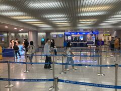 千歳から仁川経由で夜11時にタンソンニャット空港に到着しました。
入国審査前に両替とSIMカード屋さんがあります。
私はここで両替とSIMカードを購入しましたが、入国審査後にも両替とSIMカード屋さんはたくさんあります。
SIMカードは電話番号付きで１日５ギガまでネット利用可のプランです。
確か30万ドン、1,800円くらいだったと。
１日５ギガで足りるか心配でしたが、常にグーグルマップ利用でも全然大丈夫でした。
ベトナムの電話番号も付けましたが、１回も利用しませんでした。ホテルチェックインの時にベトナムの電話番号あれば教えてほしいと言われたときに使うくらいでした。
入国審査は30分ほど並びました。
空港からホテルまではGrabタクシーを利用しました。
Grabタクシーの利用は初めてです。
自分で呼んだタクシーを見つけられず、近くのベトナム人に助けてもらいました。
ホテル到着は深夜12時のため、1日目はそのまま就寝です。