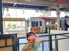 宇和島滞在中の様子も少しだけ。


宇和島駅でツインズ念願のアンパンマン列車を見たり～