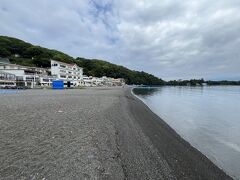 お盆も過ぎた降雨予想もある曇天の平日朝の大瀬海水浴場は
ダイバーがチョロチョロ、海水浴3家族・釣り1家族位・・・夏が終わっている
