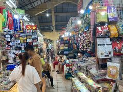 ベンタイン市場
相変わらず店員さんの圧は強いです。
Tシャツは、最初2,000円からスタートします。
高度な交渉能力が求められます。

ベンタイン市場付近の靴磨きおじさんに注意
靴の汚れを見て、善意のように靴を磨いた後、料金を請求されます。
しつこいので靴を磨いてもらったら最初800円くらい請求されました。
不要ならきっぱりと断りましょう。
20年前にも引っ掛かりました。
