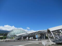 4か所目は、道の駅にらさき。銀河の駅とも書いてあります。

写真のドーム状の建物は、ゆーぷる韮崎というプール（温泉もあったかも）で、以前利用したことがあります。
