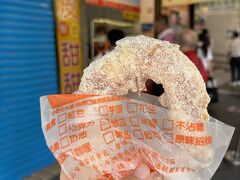 しばらく地下街を歩いて地上に出たら、ドーナツ屋さんの行列がさほどでもなかったので、10分ほど並んで揚げたてをゲット！こんなに大きかったっけ？というサイズでしたが、サクサクふわふわであっという間に食べてしまいました。（10月からは店舗移転するそうなので、ご注意ください）