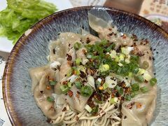 夜ご飯は宜品福州乾拌麺でワンタンの乗った汁なし麺を食べました。内田真美さん「私的台北好味帖」（後ほどご紹介します）で紹介されていたお店で、本でおすすめされていた通りに「翡翠青苦瓜」も注文し、混ぜて食べました。シャキシャキの食感が麺によく合います。