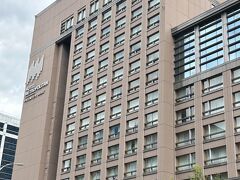 松山空港からホテルへ。今回はごほうび旅なので、少々奮発して5つ星にしました。松山空港からは地下鉄で1本の南京復興駅にありますが、空港から乗るのは文湖線で、ホテルが建っているのは松山新店線の南京復興駅の真上なので、駅構内をかなーり歩きます。２番出口（エスカレーターあり）を出るとすぐで大きい通りに面しているので場所はわかりやすいです。