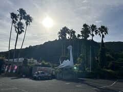 運転してたので写真がありませんが、指宿スカイラインは錦江湾と桜島の景色を楽しめ、目の前に迫ってくる開聞岳まで、絶景ドライブを満喫できました。天気も良かったし、他の車が全然走ってなくて、最高すぎた*:.。.:* ゜( n´∀｀)n゜*:.。.:*
池田湖が見えてきたところで、妹がトイレ休憩を要求。池田湖パラダイスに車をとめました。