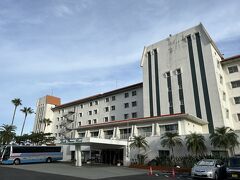 お宿に到着。昭和っぽい外観です。

指宿フェニックスホテル
https://phoenixhotel.co.jp/