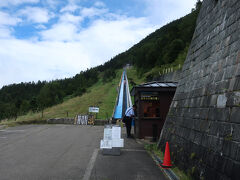 横手山スカイレーター前で下車。添乗員さんが急いでチケットを取りに行きます。