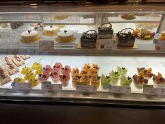 南森町駅のあたりに戻って来ました。
COKARDEさんのケーキ買って帰ります。
いつも季節の可愛らしいケーキが並んでいます。