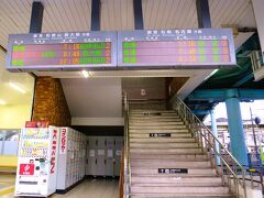 発車時刻を確認します。（7:16発 紀伊田辺行に乗ります）改札口は２階にありますが地上部分に案内板があるのは便利です。

■紀伊勝浦駅
・1912年（大正元年）新宮鉄道の勝浦駅として開業。
・1934年（昭和９） 新宮鉄道を国有化、紀伊勝浦駅に改称。
・1977年（昭和52）駅舎改築。