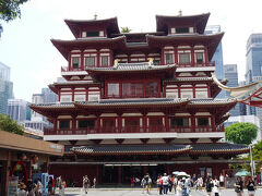 通りすがりにあった「加坡佛牙寺龍牙院（ブツガジリュウカイン）」

英語名「Buddha Tooth Relic Temple」　Tooth、ということは「歯」？？？

仏陀の歯を納めるために建てられたみたいです。


なんかもう暑さと疲れで、離れたところから写真を撮っただけ（笑）

疲れもMAXですよ～
