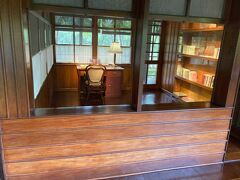 遺体とご対面した後は、そのままの流れでホーチミンさんの家の見学になります。
家は質素です。
その他、ホーチミンさんを称えるパネルなどを見学します。