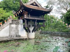 見学ルートを進むと現れる変な形の一柱寺
その名の通り、基礎は一本の柱（コンクリート製）です。

ホーチミン博物館も見学できましたが、時間の関係でパスしました。