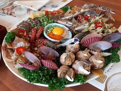 この店の一番人気「美女ヘルムジャン定食」。大皿に秘伝の旨味醤油で漬け込まれたアワビ、ワタリガニ、エビ、タコ、ホタテ、サザエ、サケなどが盛られ、キムチ、ワカメスープ、ご飯など副菜もついて見た目も豪華で鮮やか、食欲がそそられた。しかも秘伝の醤油漬けが効いて実にうまい。最後はワタリガニのカンジャンケジャンを手袋でご飯の上に絞り出して豪快に食べる。いやー美味かった。
