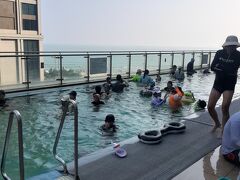 午後は親の判断でホテルのプールに。海より安心ではある。ただこの日は土曜日。プールは韓国の親子連れも多く、芋の子を洗うような賑わいだった。