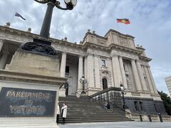 続いてビクトリア州議事堂を訪れました。
無料ツアーで内部の見学が出来るっぽかったのですが、この日はツアーの開催がありませんでした。
外観だけでもとても立派です！