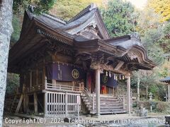 神峯神社

大師堂横の道をさらに進み、最後に荒れた階段を上った先にあります。
神峯寺の奥の院で、神仏分離前はこちらが札所でした。
階段下から神峯の森自然遊歩道が神峯寺への近道の様ですが、通行止めになっていました。


神仏分離：https://ja.wikipedia.org/wiki/%E7%A5%9E%E4%BB%8F%E5%88%86%E9%9B%A2