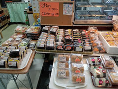 離島ターミナル内売店でお昼を買っていこっと。6:30～18:00  
ジューシーおにぎり２個入り160円！コンビニより安い！