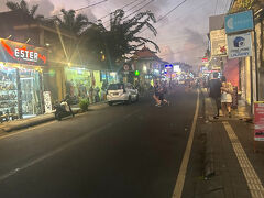 荷解きして一息入れた後、モンキーフォレスト通りへ出てきました

ウブド王宮へ行って、夜のバロンダンスを見ようと思います
午前中見たダンスとは違うのかな？？？