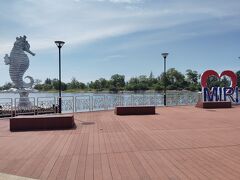 Miri Waterfrontまで歩いてきました。ミリのシンボルはタツノオトシゴのようです。
眺めはよいものの、水やゴミの強い悪臭がしてもったいない。えずいてしまい、長時間いられませんでした。
すぐ横には水上生活者の家もあります。