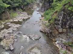 橋の上から見た龍王峡の上流の風景は、岩がゴツゴツしている峡谷という雰囲気です。
