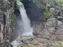 今まで何度も見た虹見の滝で一番の水量です。水しぶきがほとばしって、迫力があります。右上に五龍王神社が小さく見えます。
ネパール人カップルがここでは動画を撮って欲しいということで、勝手にちょっと演出を入れて、荒々しい鬼怒川から、橋の上の歩いてくるふたり、そして虹見の滝を見上げるアングルで撮ってあげました。喜んでくれました。