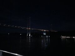 夜も深まった1時ごろに通過したのは来島海峡大橋です。
時間が時間だからか、明石海峡大橋や瀬戸大橋の時と比べると観覧者はまばらでした。