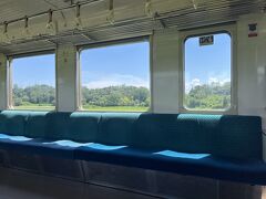 最後尾車両は空いている。ここでもトイレに行っておく。