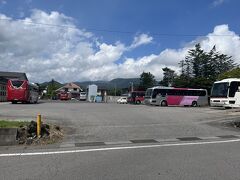 草軽交通の車庫。ひと頃は、東急バスのお下がりの路線車や中型ばかりでしたが、ほぼ高速車やリムジンバスのお下がりに。近所の西武高原バスとは逆の道を辿っています。