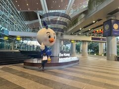 17時40分　AirAsia定刻到着！
韓国からの直行便が多いらしく韓国人とハングルだらけ( ﾟДﾟ)


お金を盗まれそうな人を助けたらAir Seoulのダナン支店マネージャーで何でも奢るから連絡頂戴！と名刺をもらう。今日もまた徳を積んだな～