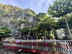 お腹もいっぱいになったので山行くよ！


五行山/マーブルマウンテン
入場料4万ドン
右奥の山上へのエレベーター片道1.5万ドン


少なくとも行きだけはエレベーター利用推奨
