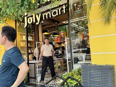 ホテル横の高級系コンビニ

東アジアの商品かなり取り扱いあって、日本のドラストの化粧水とか毛穴パックなどまであった。食器にペット用品、洗剤など大体何でもそろう

国産ビールが350ml 1.3万ドン～、水2リットル1万ドン～、クレカ決済対応
