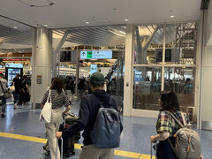 電車で成田空港から羽田空港へ。
羽田空港第3ターミナルに到着。
列車が到着して扉が開く前に緊急地震速報が鳴り響き、南海トラフ地震臨時情報が出ていたので、かなりビビりました。