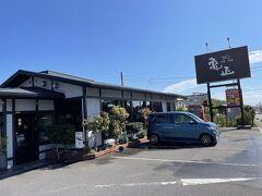 朝か亀正くるくる寿司にやってきました。開店１時間ちょい前に着きました。

事前に下調べはしていましたので、
早速ウェイティングボードに名前を書きひたすら待ちます。
