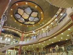 船内に入ると、いきなりきらびやかな空間が出現。

ゴエモン「おお、まさに豪華客船。」

この吹き抜けの空間は、航海中いろいろなイベントやミニコンサートが行われる場所です。