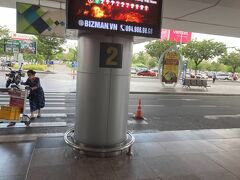 午後５時頃ダナン空港に到着
ダナン空港のGrabタクシー乗り場は、空港建物を出て、柱の「２」が目印との情報があったので、探すと「２」がありました。