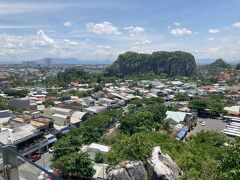 次の目的地は、五行山
五行山には、多くの寺院、神社、仏教寺院、洞窟が存在します。
西遊記で孫悟空が500年閉じ込められた場所でもあるそうです。

