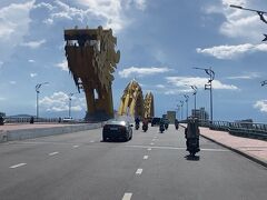 ドラゴンブリッジをGrabバイクで通過

ダナンは一泊二日であっという間でした。
ダナンの街やグルメをもっと楽しみたかったです。
最低２泊は必要と感じました。

次は最後の国内移動です、
午後３時50分ダナン発のベトナム航空でハノイに向かいます。