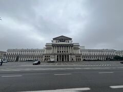 少し歩いて国立オペラ劇場へ。とにかく幅が広い建物で、写真に収めるのも大変なくらい。