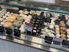 続いてお土産を買いに食品館へ。
チーズのお店。気になるチーズがいっぱい。食べてみたいーー。持って帰りたいけどいい状態で持ち帰れないかもと思い断念。日本で勝ったらすっごく高いんだろうなー。ほしいなー。