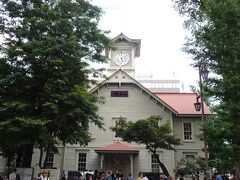 久々にやって来てみました、時計台
初めて見た時は、意外に小さいのに驚きましたが、明治時代のものですからねぇ。
明治36年1903年、
もとは演武堂としてクラーク博士が構想したものに、時計が設置されました。
