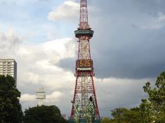 大通公園へ　　夕食まで時間あったので歩いてみます。
翌日は北海道マラソンだそうで、テントと出場者が沢山いて・・フォトスポットもテント越しのテレビ塔