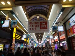 狸小路は人だらけ
この後は、個性的なお寿司屋さんへ行きました。⑬へつづく