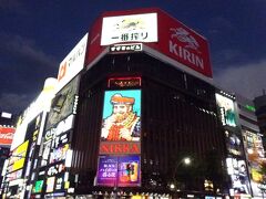 大通公園からすすきのへ移動して
信号待ちした交差点。お馴染みのNIKKＡの大看板・・なんだか様子が違うよね・・
綺麗だよね・・って言ってる間に色が変わっていく。
コロナ騒動の前くらいに蛍光灯からLEDに変わったらしい。
